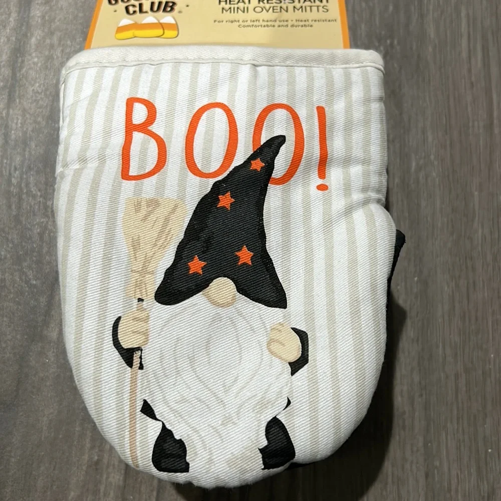 NEW GOURMET CLUB 2 Pack Heat Resistant Mini Gnome Oven Mitts BOO! GET FALL READY